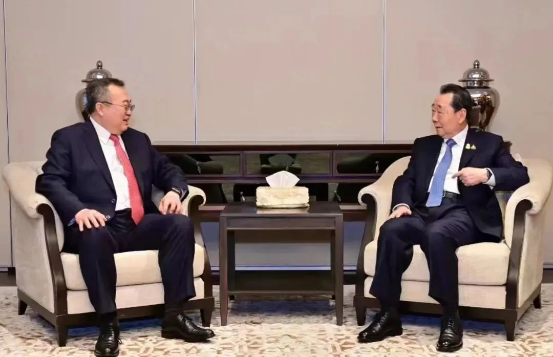 Mr. Liu Jianchao, Minister of the International Department of the CPC Central Committee, met with Mr. Dhanin Chearavanont, Senior Chairman of Charoen Pokphand Group (CP Group) of Thailand, in Bangkok.
