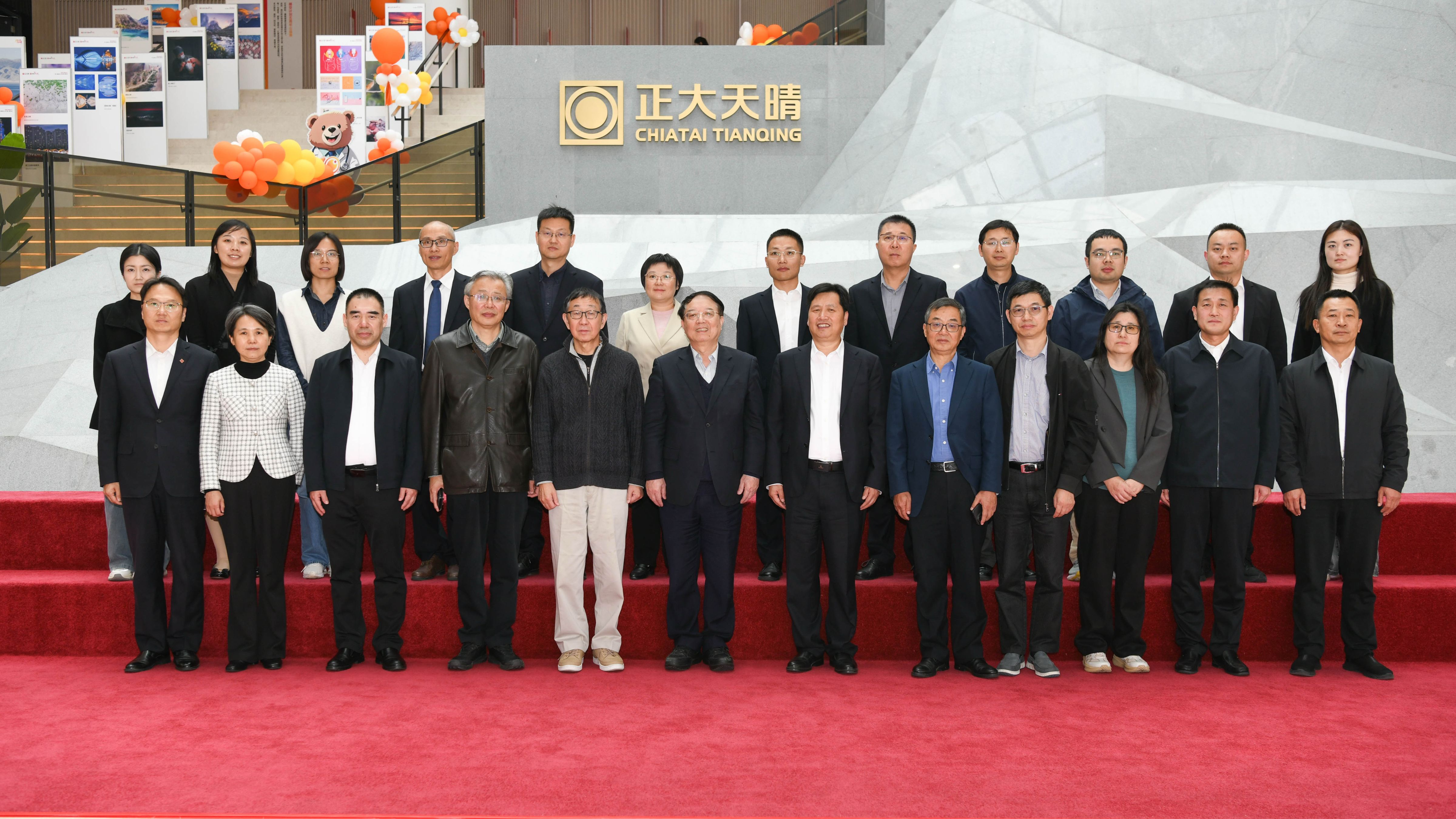 The inaugural academic committee establishment meeting for the Jiangsu Key Laboratory of Antiviral Drug Research was held in Nanjing. The laboratory is led by Chia Tai Tianqing and jointly established with the Institute of Medicinal Biotechnology, Chinese Academy of Medical Sciences.