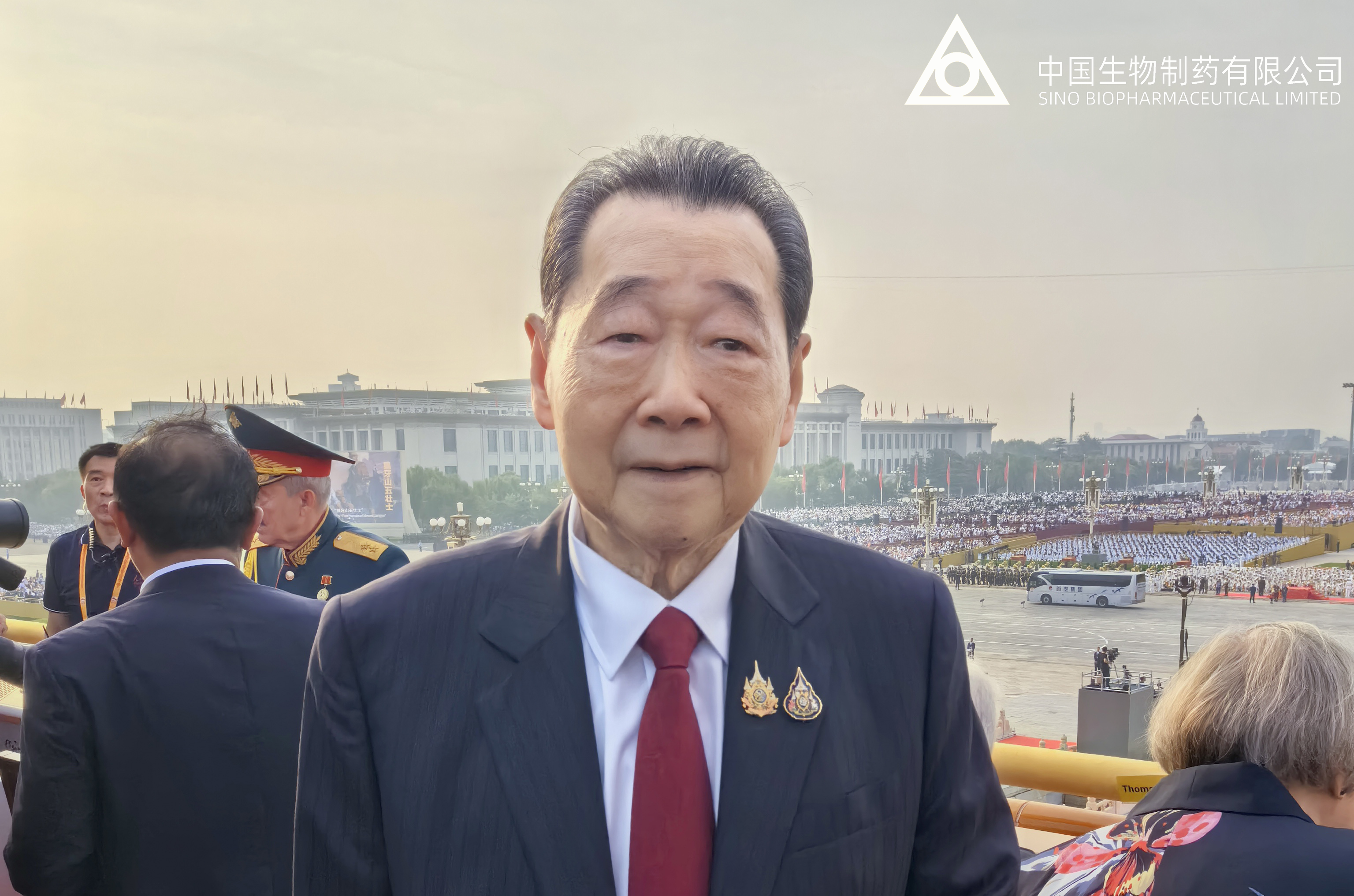The grand ceremony commemorating the 80th anniversary of the victory in the Chinese People's War of Resistance Against Japanese Aggression and the World Anti-Fascist War was held in Tiananmen Square, Beijing. Mr. Dhanin Chearavanont, President of the China Federation of Overseas Chinese Entrepreneurs and Senior Chairman of Charoen Pokphand Group, watched the ceremony from the Tian'anmen Rostrum. Ms. Cheng Cheung Ling, President of CP Pharmaceutical Group, Ms. Theresa Tse, Chairwoman of the Board of Sino Biopharm, and Mr. Eric Tse, Chief Executive Officer, were also in the VIP viewing area, witnessing the nation's strength and glory.
